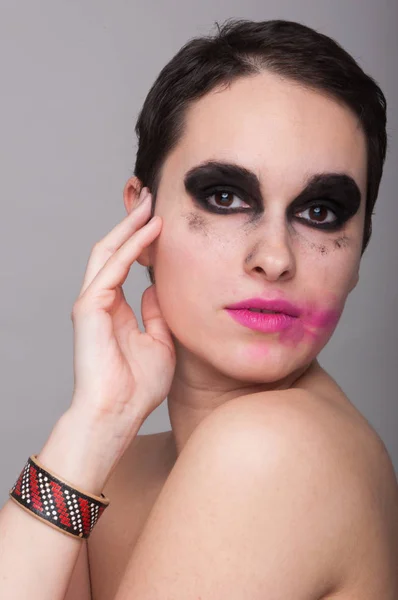 Mulher bonita posando com maquiagem manchada — Fotografia de Stock
