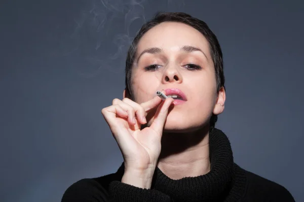 Mulher relaxada fuma um cigarro — Fotografia de Stock