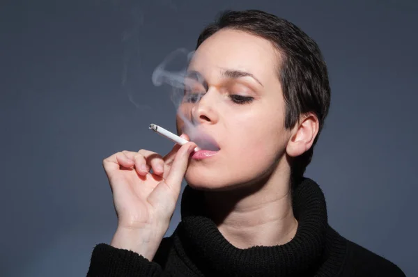 Portrét ženy s kouř v ústech — Stock fotografie