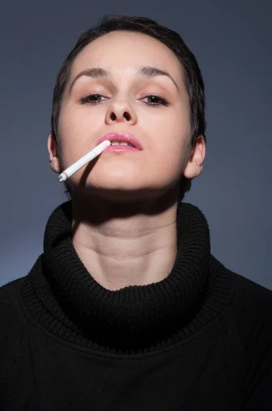 Confident girl smoking cigarette — Stock Photo, Image