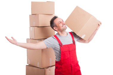 Kutusu tutarak ve bakarken mutlu taşıyıcı adam