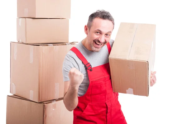 Movedor feliz cara segurando caixa e fazendo gesto vencedor — Fotografia de Stock