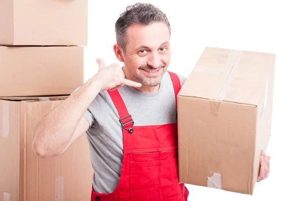 Delivery guy holding box and making calling gesture — Stock Photo, Image