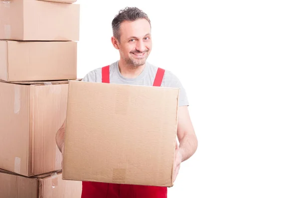 Entrega cara segurando caixa de papelão e sorrindo — Fotografia de Stock