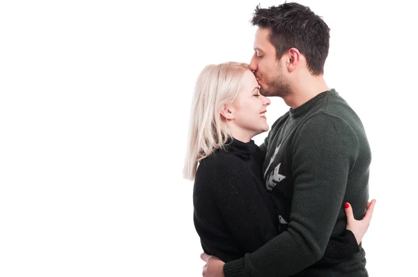 Красивый мужчина целует свою девушку в лоб — стоковое фото