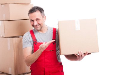 Holding ve büyük bir karton kutu gösterilen taşıyıcı adam