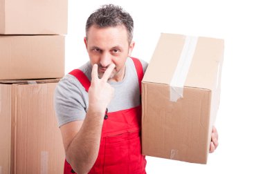 Taşıyıcı adam holding kutusu ve gösterme bana jest bak