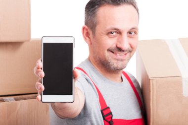 Seçici odak taşıyıcı adam gösteren boş telefon ekranının