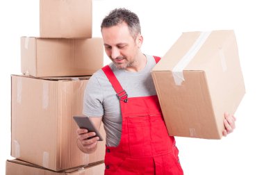 Kutusu, mesaj smartphone üzerinde tutan taşıyıcı adam