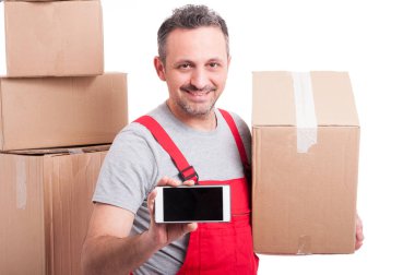 Boş telefon ekranını göstermeyi ve gülümseyen hareket ettirmek adam