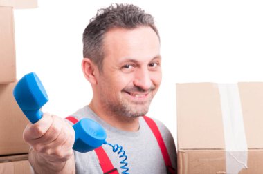 Telefon ahizesi tutan taşıyıcı insanın seçici odak