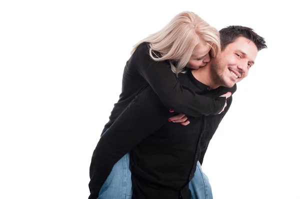 Jovem fêmea fazendo um passeio de piggyback — Fotografia de Stock