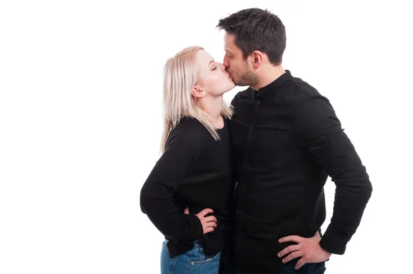 Älskande par kyssas passionerat — Stockfoto