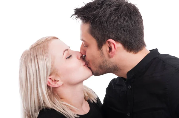 Primer plano de chica guapa besando chico guapo — Foto de Stock