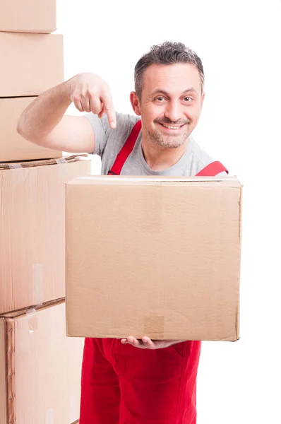 Рушійний хлопець вказує на велику картонну коробку — стокове фото