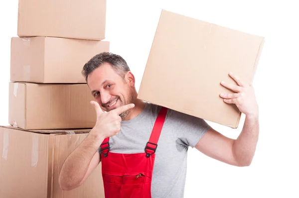 Mover homem segurando e apontando uma grande caixa de papelão — Fotografia de Stock
