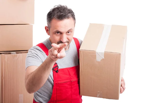 Mover homem segurando caixa e mostrando assistindo você gesto — Fotografia de Stock