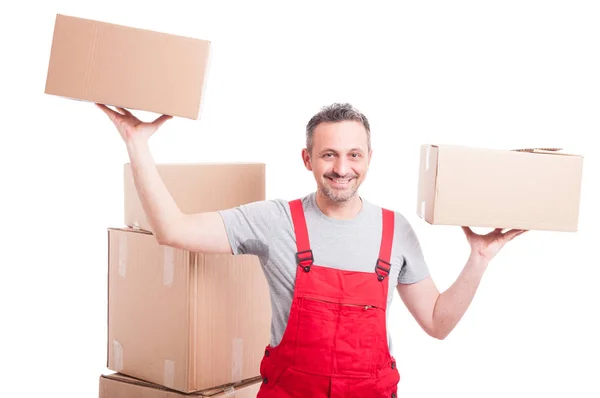 Mover hombre sosteniendo cajas con ambas manos sudorosas — Foto de Stock
