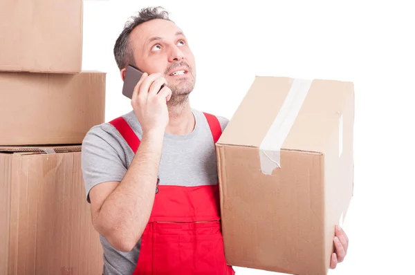 Mover man holding box and talking at phone — Stock Photo, Image