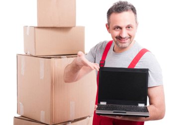 Holding ve boş ekran dizüstü bilgisayarı gösteren taşıyıcı adam