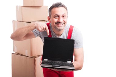 Holding ve boş ekran dizüstü işaret taşıyıcı adam