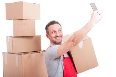 Kutu alarak selfie tutarak ve gülümseyen hareket ettirmek adam