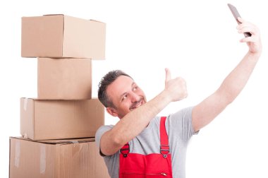 Alarak selfie jest yapıyorum ve gülümseyen hareket ettirmek adam