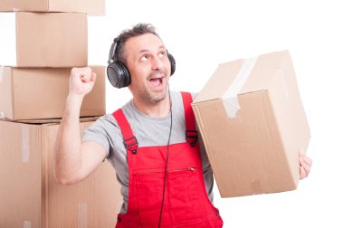 Kulaklık kutusu tutan adamla taşıyıcı 