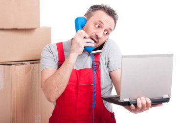 Dizüstü bilgisayar ve telefonları meşgul taşıyıcı adam çoklu görev