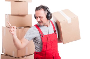 Taşıyıcı adam kulaklıklarla müzik keyfi ve dans