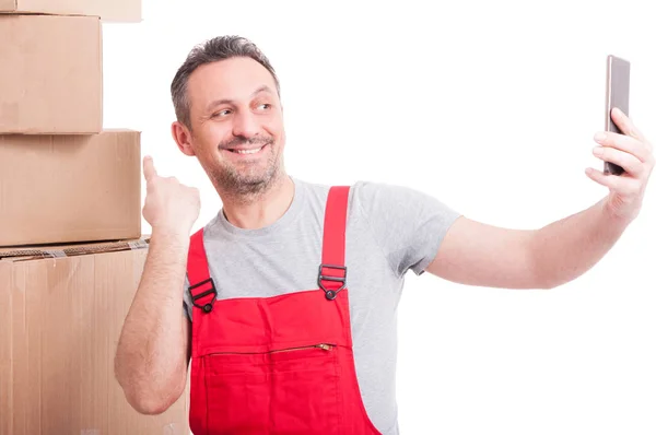 Mover cara apontando caixa e tomando selfie e sorrindo — Fotografia de Stock