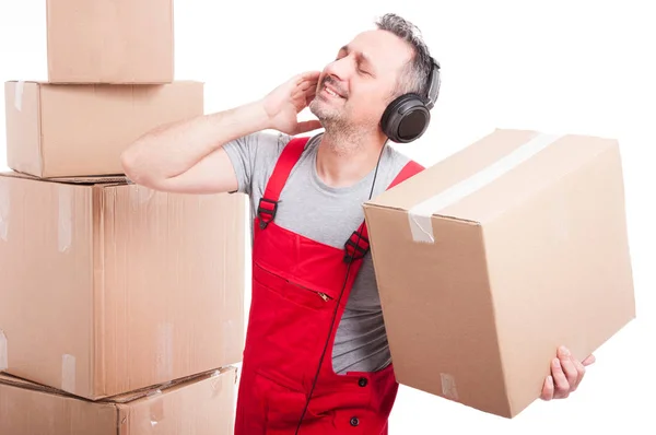 Mover homem com fones de ouvido em desfrutar de música segurando caixa — Fotografia de Stock