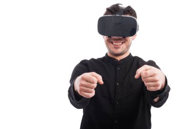 Genç adam sanal gerçeklik sürüş 