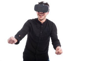 Görsel gerçeklik kulaklık kullanarak neşeli adam