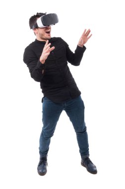 Hayret adam bir kulaklık aracılığıyla sanal gerçeklik yaşıyor