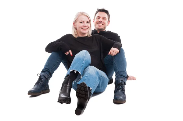 Kucaklayan ve katta oturan genç Çift — Stok fotoğraf