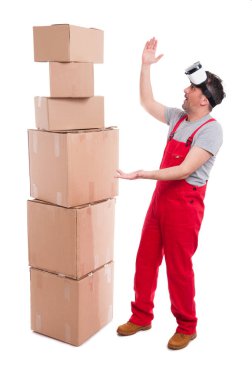 Taşıyıcı adam Vr gözlüklü sürpriz arıyor