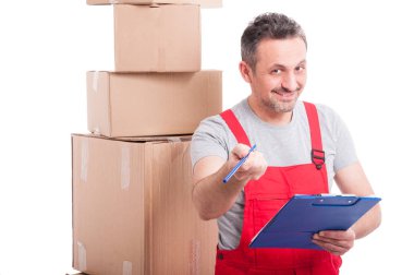 Gülümseyen ve panoya imzalamak için sunan taşıyıcı adam