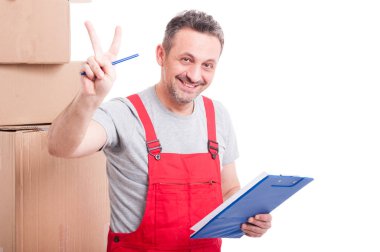 Gülümseyen ve Pano tutan zafer gösterilen taşıyıcı adam