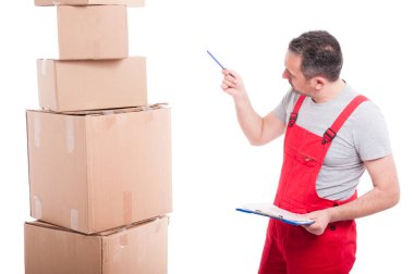 Taşıyıcı adam Pano holding ve kalemle işaret etme