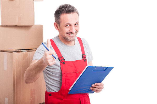 Парень-манипулятор улыбается и показывает большой палец вверх, держа буфер обмена
