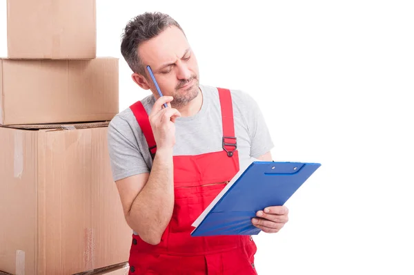 Mover chico haciendo gesto de pensamiento y sujetando portapapeles — Foto de Stock