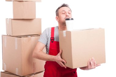 Kutusu ve üstte kahve fincanı tutan taşıyıcı adam