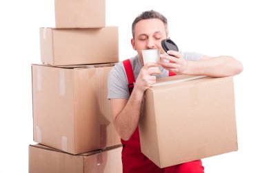 Taşıyıcı adam kutusu ve kokulu taze kahve