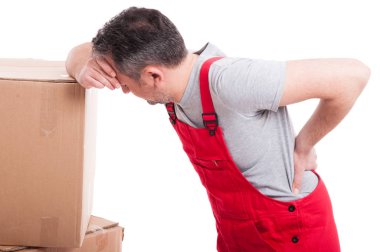 Sırt ağrısı olan karton kutular üzerinde oturan adam