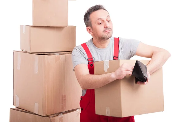 Mover cara segurando caixa e verificando sua carteira — Fotografia de Stock