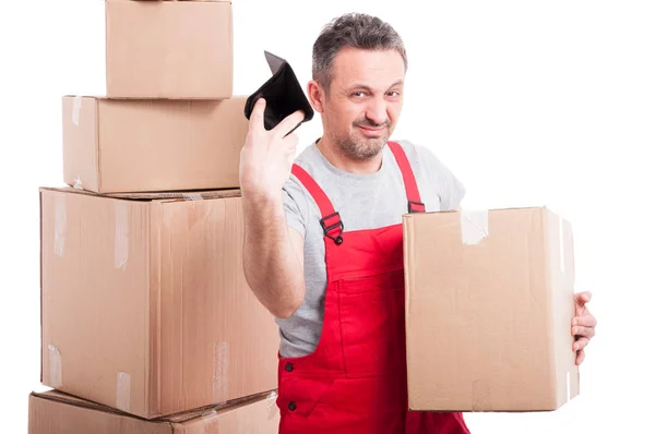 Mover cara segurando caixa e jogando sua carteira vazia — Fotografia de Stock