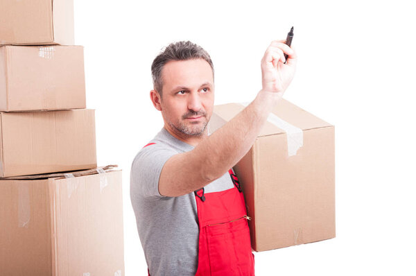 Человек-переносчик, держащий коробку и написанный на невидимой доске
