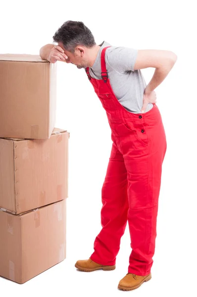 Повне тіло людини має біль у спині, що спирається на коробки — стокове фото