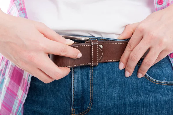 Close-up weergave op vrouwelijke jeans met lederen riem — Stockfoto